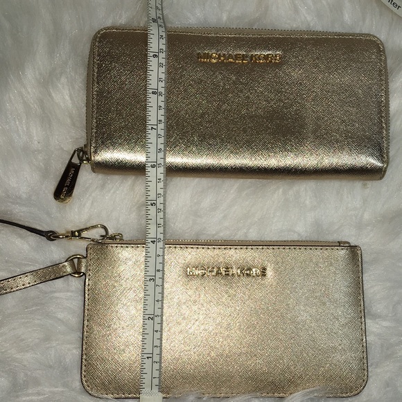 🎉HOST PICK🎉Stunning Micheal Kors 2pc Wallet/Wristlet Set - Picture 7 of 13